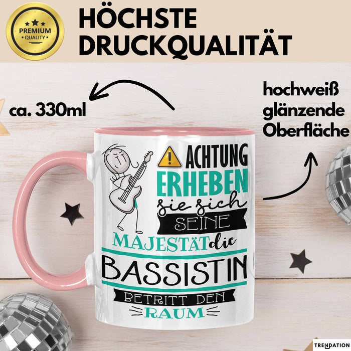 Bassistin Tasse Geschenk Lustiger Spruch Bitte Erheben Sie Sich Seine Majestät Die Bassistin Betritt Den Raum Rosa Trendation