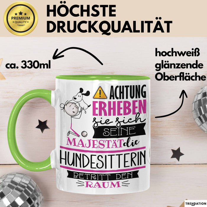 Hundesitterin Tasse Geschenk Lustiger Spruch Bitte Erheben Sie Sich Seine Majestät Die Hundesitterin Betritt Den Raum Grün Trendation