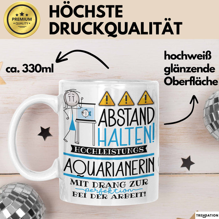 Aquarianerin Tasse Geschenk Lustig Abstand Halten Hochleistungs-Aquarianerin Mit Drang Zur Perfektion Bei Der Arbeit Weiß Trendation