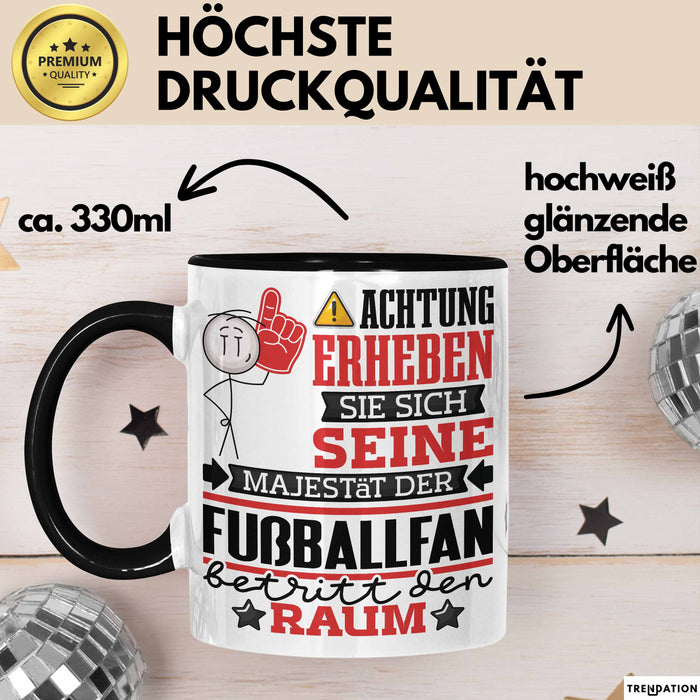 Fußballfan Geschenk Tasse Lustiger Spruch Erheben Sie Sich Der Fußballfan Betritt den Raum Schwarz Trendation