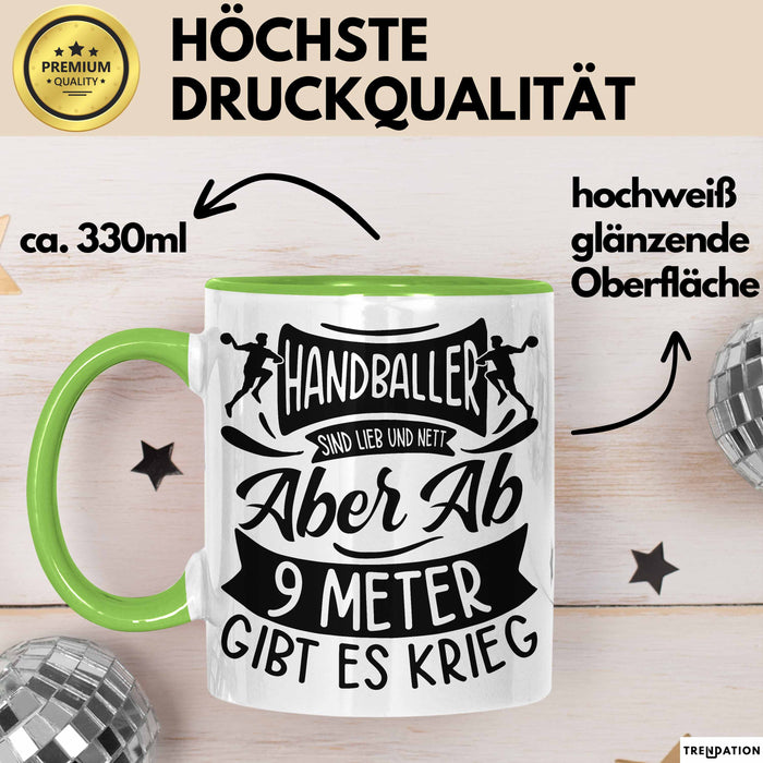 Handball Geschenk Tasse Geschenkidee Handball-Spieler Handballspielerin Mädchen Jungs Kaffee-Becher Ab 9 Meter Gibt Es Krieg Grün Trendation