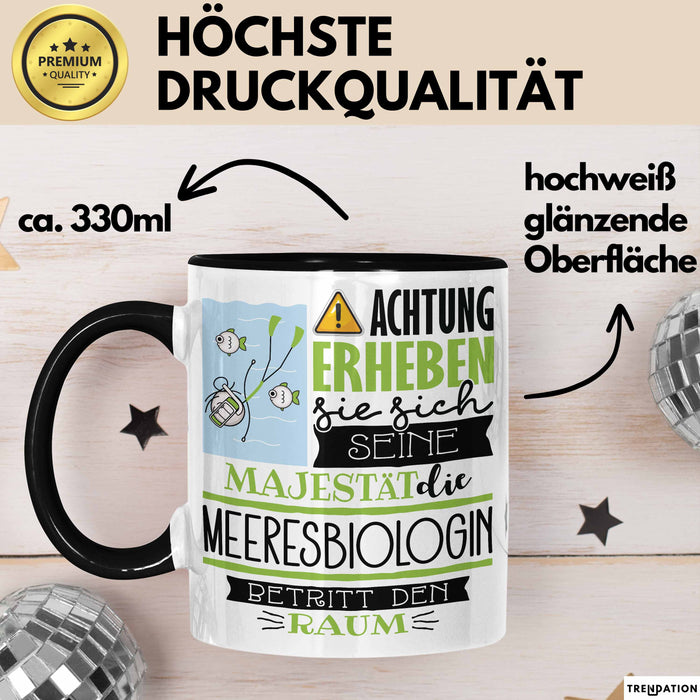 Meeresbiologin Tasse Geschenk Lustiger Spruch Bitte Erheben Sie Sich Seine Majestät Die Meeresbiologin Betritt Den Raum Schwarz Trendation