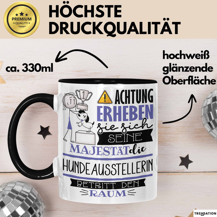 Hundeausstellerin Tasse Geschenk Lustiger Spruch Bitte Erheben Sie Sich Seine Majestät Die Hundeausstellerin Betritt Den Raum Schwarz Trendation
