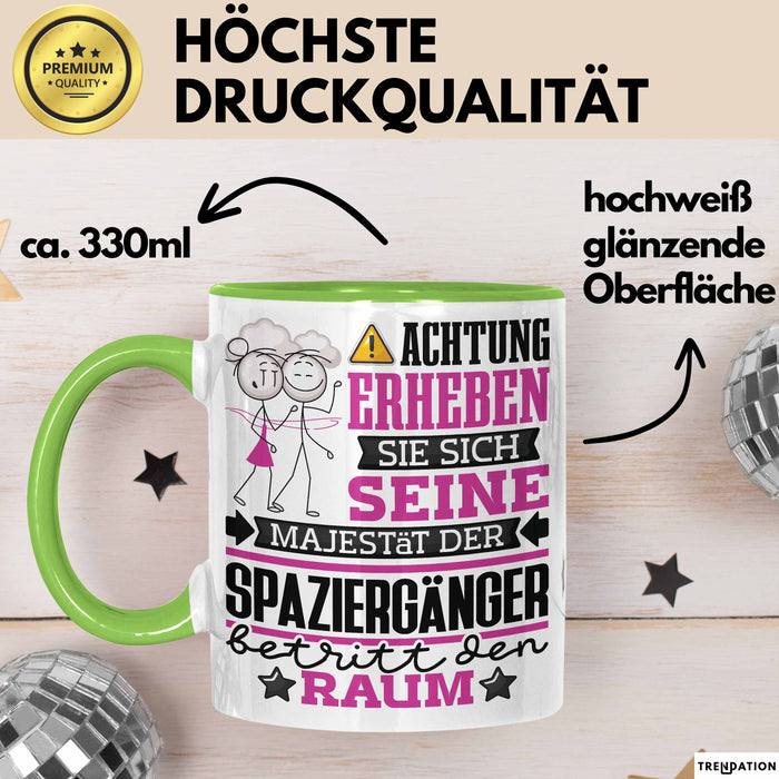 Spaziergänger Geschenk Tasse Lustiger Spruch Erheben Sie Sich Der Spaziergänger Betritt den Raum Grün Trendation