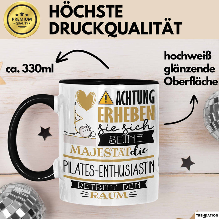 Pilates-Enthusiastin Tasse Geschenk Lustiger Spruch Bitte Erheben Sie Sich Seine Majestät Die Pilates-Enthusiastin Betritt Den Raum Schwarz Trendation