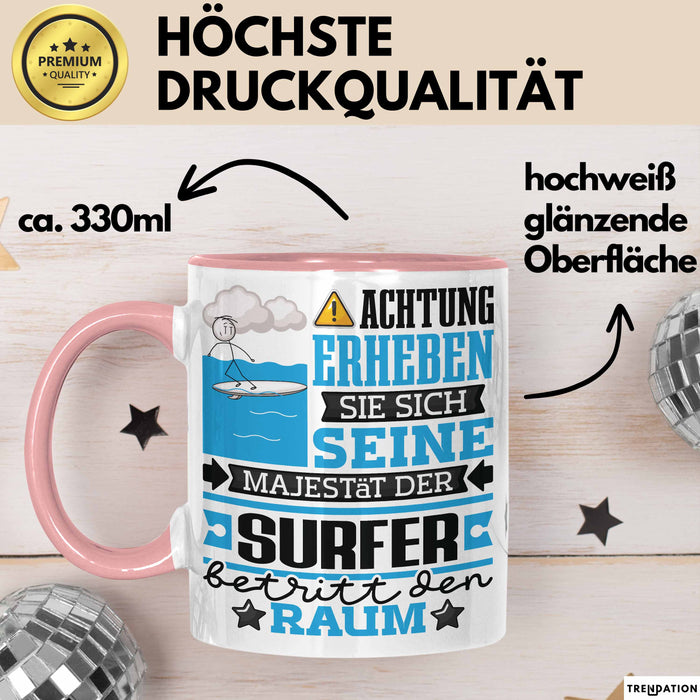 Surfer Geschenk Tasse Lustiger Spruch Erheben Sie Sich Der Surfer Betritt den Raum Rosa Trendation