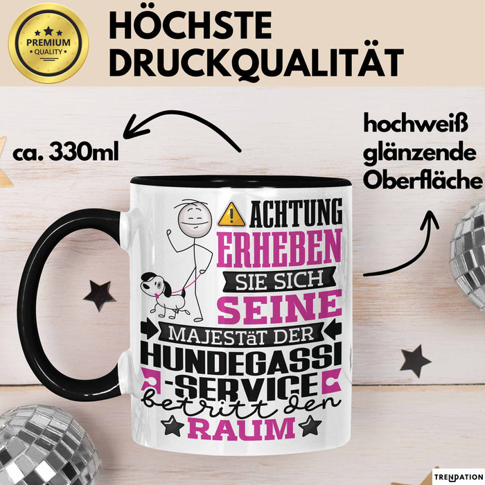 Hundegassi-Service Geschenk Tasse Lustiger Spruch Erheben Sie Sich Der Hundegassi-Service Betritt den Raum Schwarz Trendation