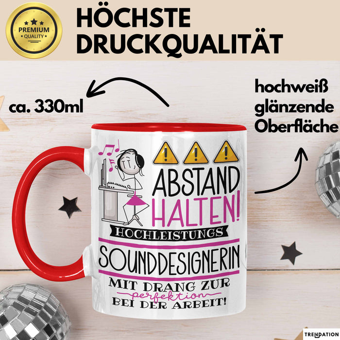 Sounddesignerin Tasse Geschenk Lustig Abstand Halten Hochleistungs-Sounddesignerin Mit Drang Zur Perfektion Bei Der Arbeit Rot Trendation