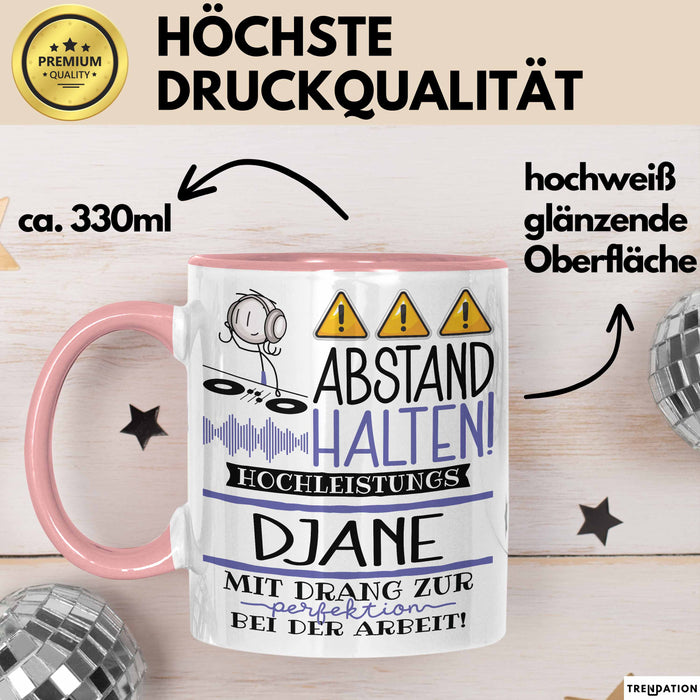 DJane Tasse Geschenk Lustig Abstand Halten Hochleistungs-DJane Mit Drang Zur Perfektion Bei Der Arbeit Rosa Trendation