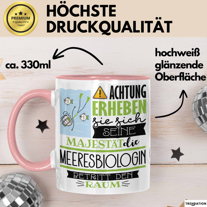 Meeresbiologin Tasse Geschenk Lustiger Spruch Bitte Erheben Sie Sich Seine Majestät Die Meeresbiologin Betritt Den Raum Rosa Trendation