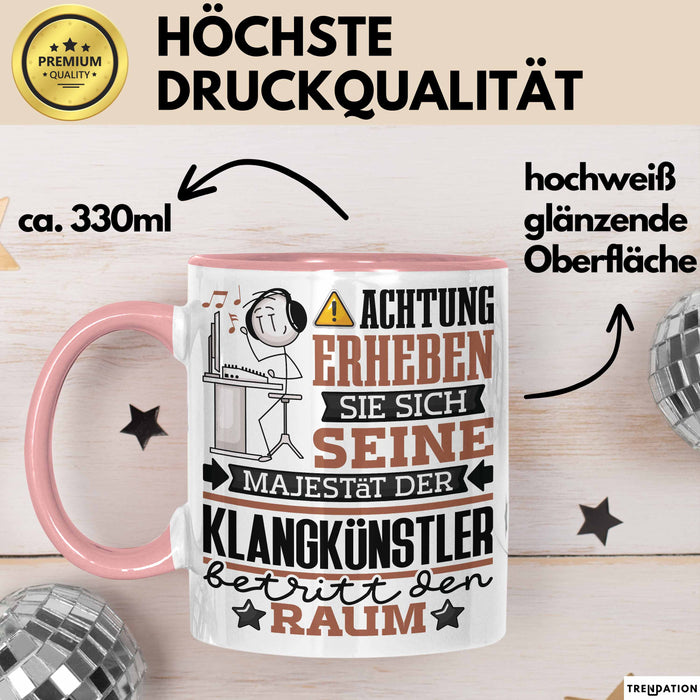 Klangkünstler Geschenk Tasse Lustiger Spruch Erheben Sie Sich Der Klangkünstler Betritt den Raum Rosa Trendation