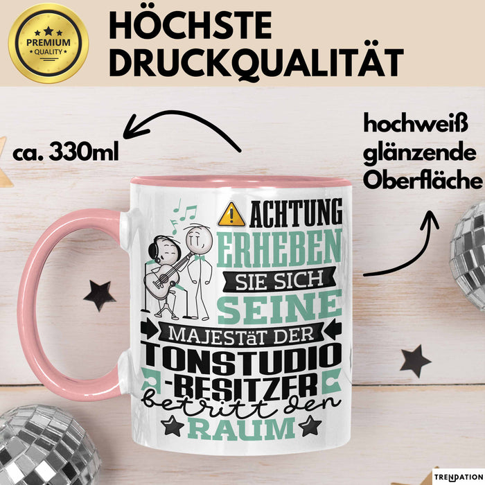 Tonstudio-Besitzer Geschenk Tasse Lustiger Spruch Erheben Sie Sich Der Tonstudio-Besitzer Betritt den Raum Rosa Trendation