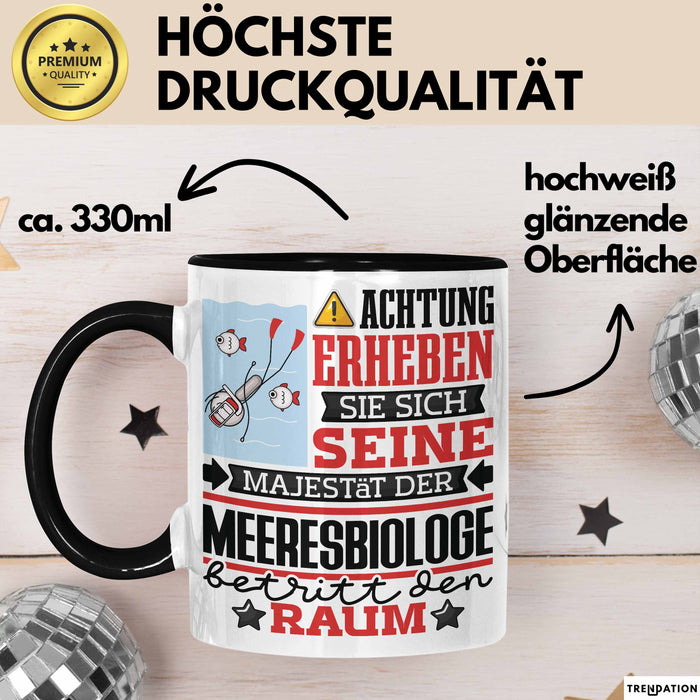 Meeresbiologe Geschenk Tasse Lustiger Spruch Erheben Sie Sich Der Meeresbiologe Betritt den Raum Schwarz Trendation