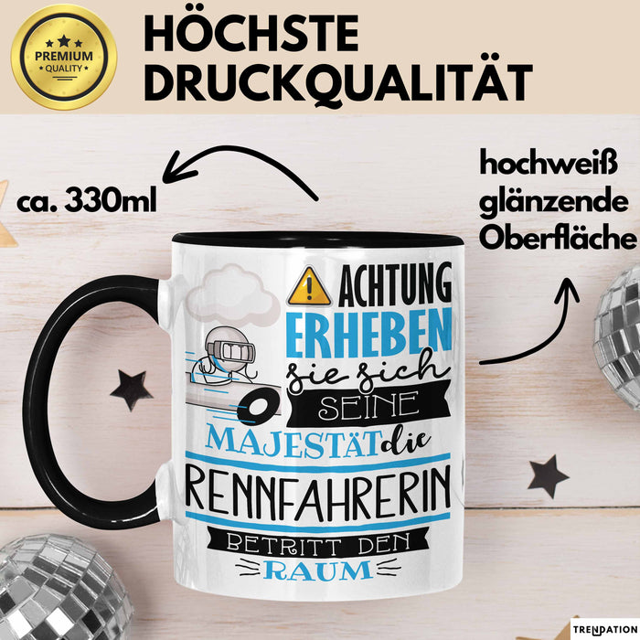 Rennfahrerin Tasse Geschenk Lustiger Spruch Bitte Erheben Sie Sich Seine Majestät Die Rennfahrerin Betritt Den Raum Schwarz Trendation