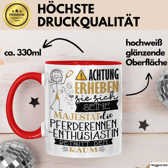 Pferderennen-Enthusiastin Tasse Geschenk Lustiger Spruch Bitte Erheben Sie Sich Seine Majestät Die Pferderennen-Enthusiastin Betritt Den Raum Rot Trendation