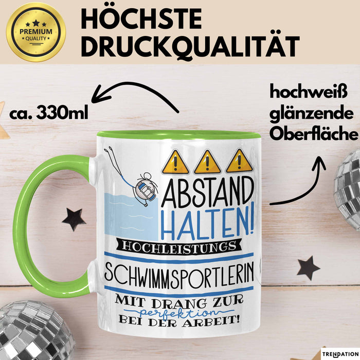 Schwimmsportlerin Tasse Geschenk Lustig Abstand Halten Hochleistungs-Schwimmsportlerin Mit Drang Zur Perfektion Bei Der Arbeit Grün Trendation
