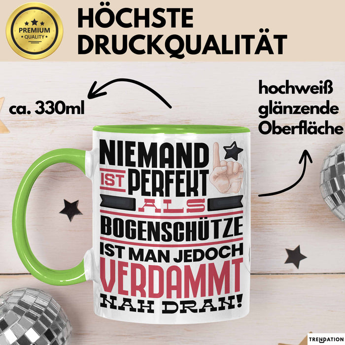 Bogenschütze Geschenk Tasse Lustige Geschenkidee für Bogenschütze Geburtstag Kaffee-Becher Niemand Ist Perfekt Aber Als Bogenschütze Ist Man Nah Dran Grün Trendation