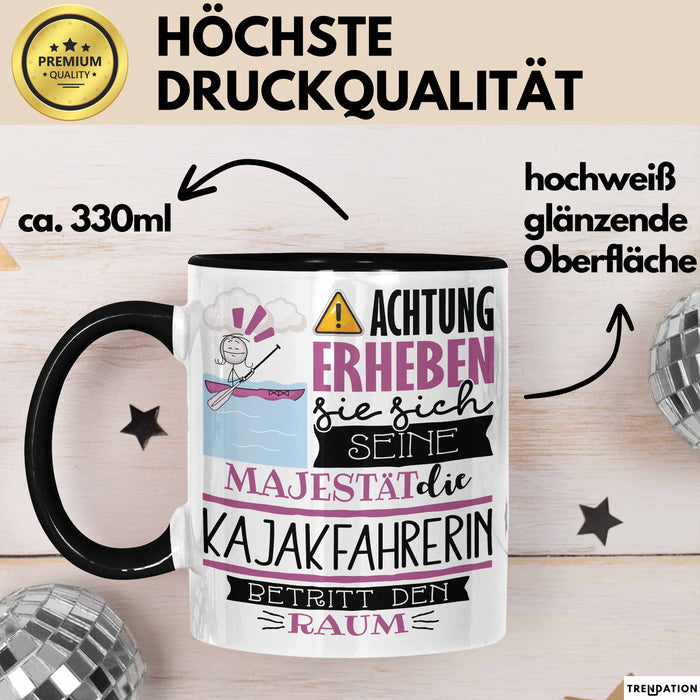 Kajakfahrerin Tasse Geschenk Lustiger Spruch Bitte Erheben Sie Sich Seine Majestät Die Kajakfahrerin Betritt Den Raum Schwarz Trendation
