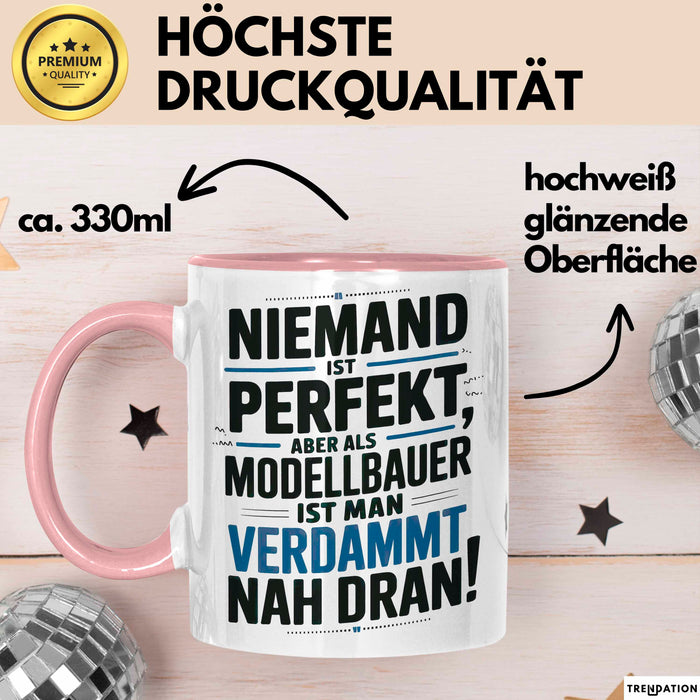 Modellbauer Tasse Geschenk Lustige Geschenkidee Spruch Niemand Ist Perfekt Aber Als Modellbauer Ist Man Verdammt Nah Dran Rosa Trendation