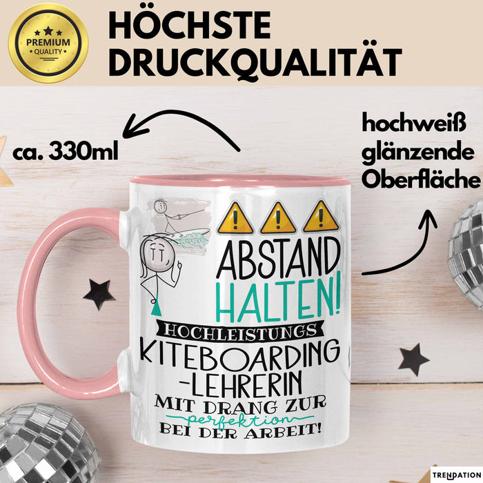 Kiteboarding-Lehrerin Tasse Geschenk Lustig Abstand Halten Hochleistungs-Kiteboarding-Lehrerin Mit Drang Zur Perfektion Bei Der Arbeit Rosa Trendation