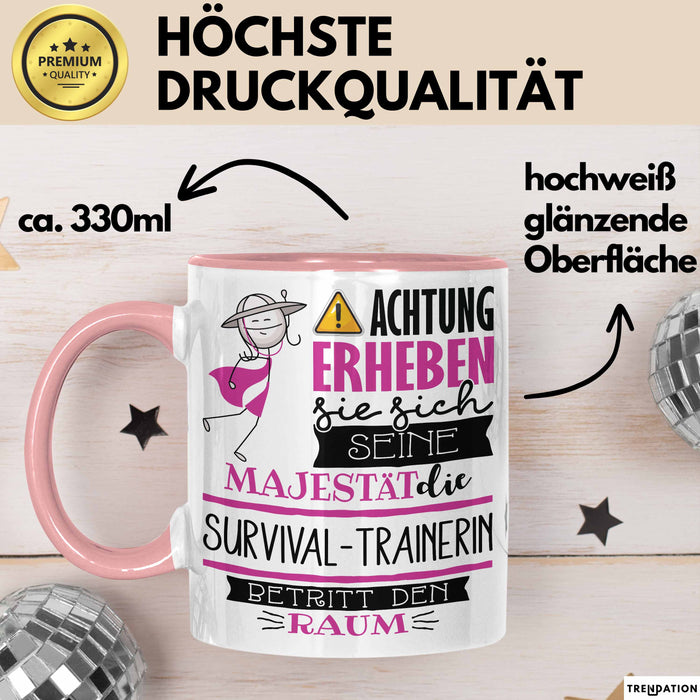 Survival-Trainerin Tasse Geschenk Lustiger Spruch Bitte Erheben Sie Sich Seine Majestät Die Survival-Trainerin Betritt Den Raum Rosa Trendation