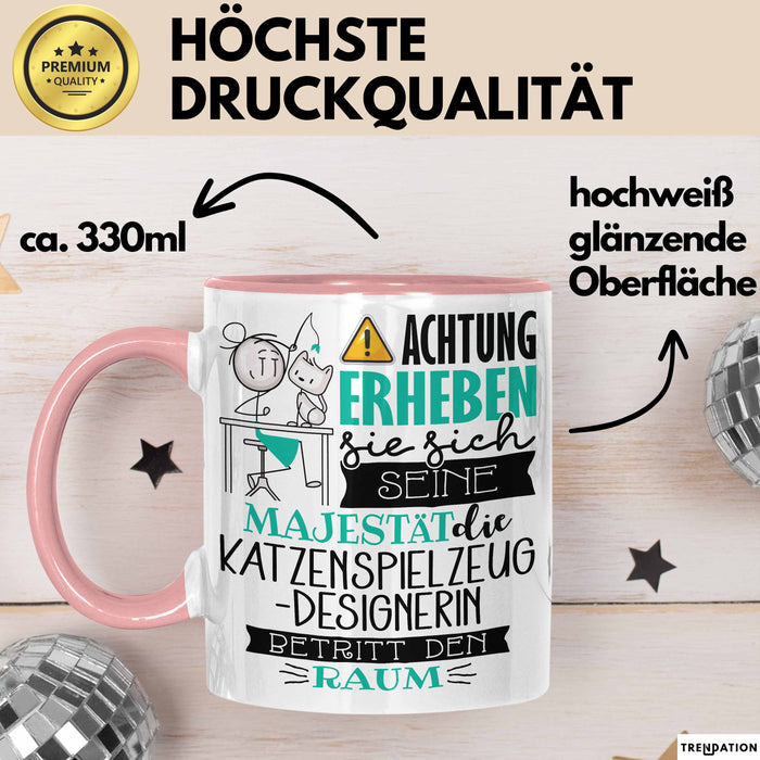 Katzenspielzeug-Designerin Tasse Geschenk Lustiger Spruch Bitte Erheben Sie Sich Seine Majestät Die Katzenspielzeug-Designerin Betritt Den Raum Rosa Trendation