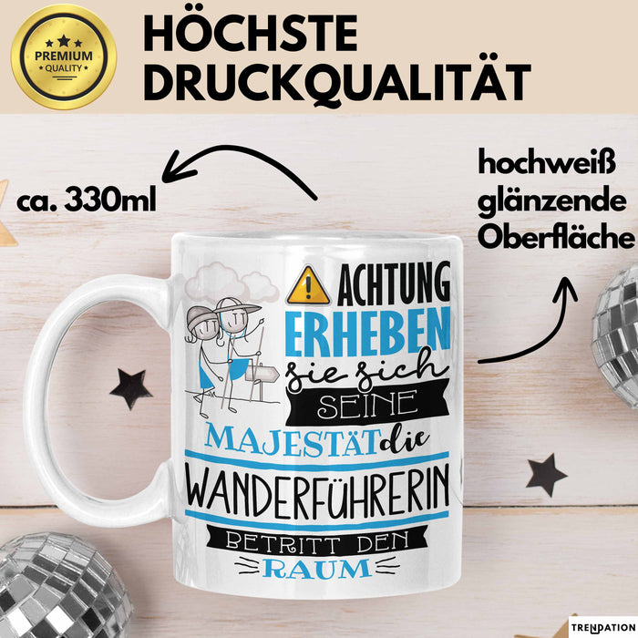 Wanderführerin Tasse Geschenk Lustiger Spruch Bitte Erheben Sie Sich Seine Majestät Die Wanderführerin Betritt Den Raum Weiß Trendation