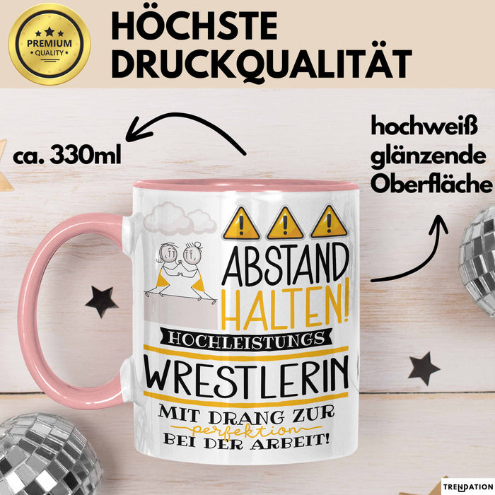 Wrestlerin Tasse Geschenk Lustig Abstand Halten Hochleistungs-Wrestlerin Mit Drang Zur Perfektion Bei Der Arbeit Rosa Trendation