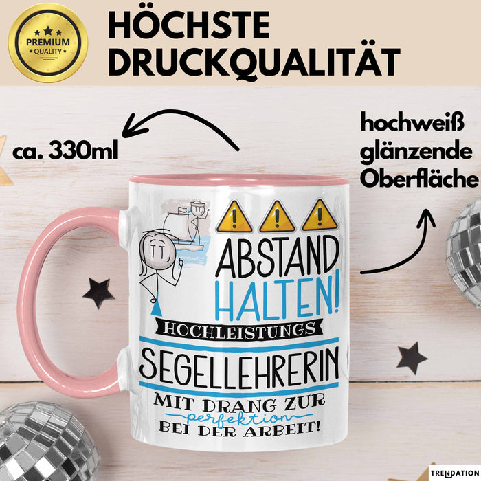 Segellehrerin Tasse Geschenk Lustig Abstand Halten Hochleistungs-Segellehrerin Mit Drang Zur Perfektion Bei Der Arbeit Rosa Trendation
