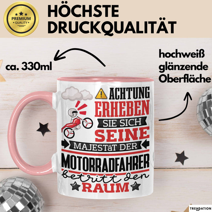 Motorradfahrer Geschenk Tasse Lustiger Spruch Erheben Sie Sich Der Motorradfahrer Betritt den Raum Rosa Trendation