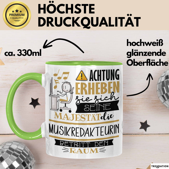 Musikredakteurin Tasse Geschenk Lustiger Spruch Bitte Erheben Sie Sich Seine Majestät Die Musikredakteurin Betritt Den Raum Grün Trendation