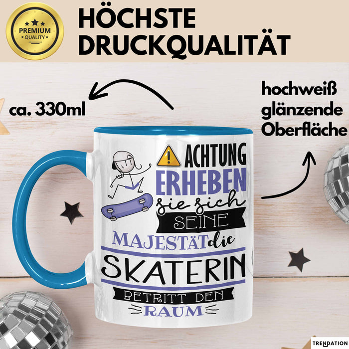 Skaterin Tasse Geschenk Lustiger Spruch Bitte Erheben Sie Sich Seine Majestät Die Skaterin Betritt Den Raum Blau Trendation