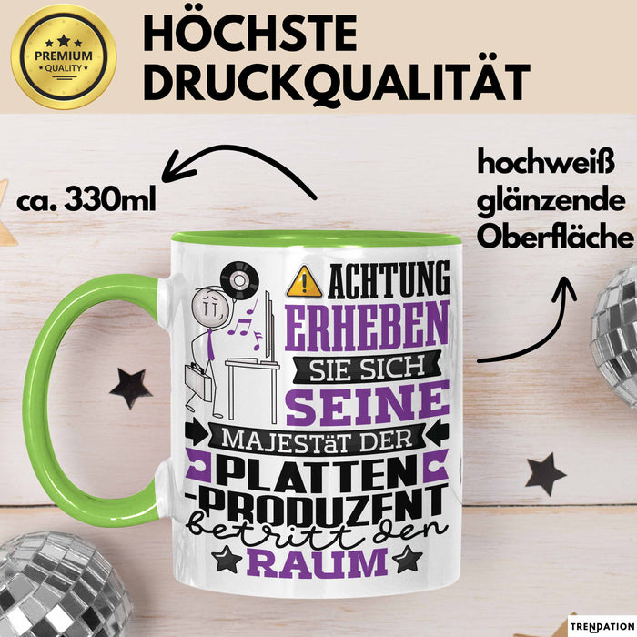 Plattenproduzent Geschenk Tasse Lustiger Spruch Erheben Sie Sich Der Plattenproduzent Betritt den Raum Grün Trendation