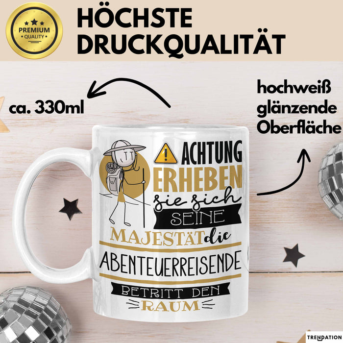 Abenteuerreisende Tasse Geschenk Lustiger Spruch Bitte Erheben Sie Sich Seine Majestät Die Abenteuerreisende Betritt Den Raum Weiß Trendation