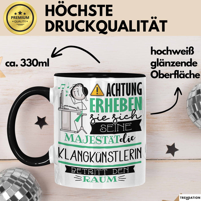 Klangkünstlerin Tasse Geschenk Lustiger Spruch Bitte Erheben Sie Sich Seine Majestät Die Klangkünstlerin Betritt Den Raum Schwarz Trendation