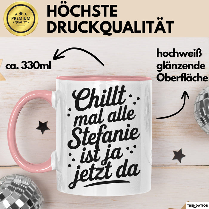 Stefanie Tasse Geschenk Chillt Mal Alle Stefanie Ist Ja Jetzt Da Geschenkidee Becher mit Name Rosa Trendation