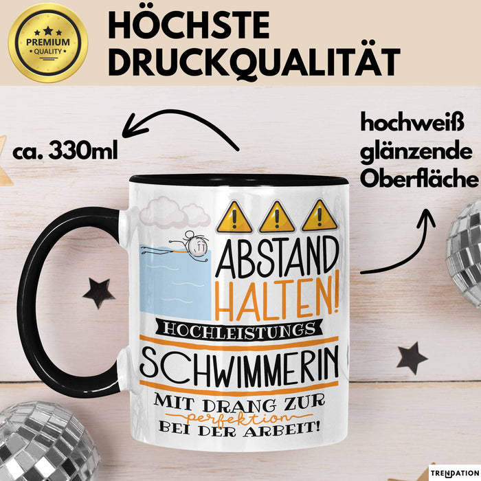 Schwimmerin Tasse Geschenk Lustig Abstand Halten Hochleistungs-Schwimmerin Mit Drang Zur Perfektion Bei Der Arbeit Trendation