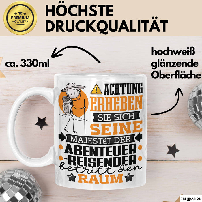 Abenteurreisender Geschenk Tasse Lustiger Spruch Erheben Sie Sich Der Abenteurreisender Betritt den Raum Weiß Trendation