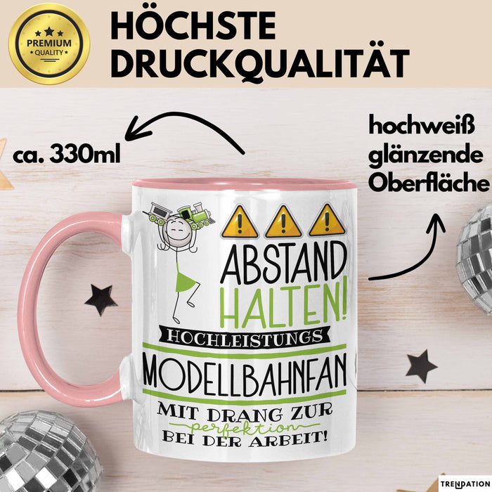 Modellbahnfan Tasse Geschenk Lustig Abstand Halten Hochleistungs-Modellbahnfan Mit Drang Zur Perfektion Bei Der Arbeit Rosa Trendation