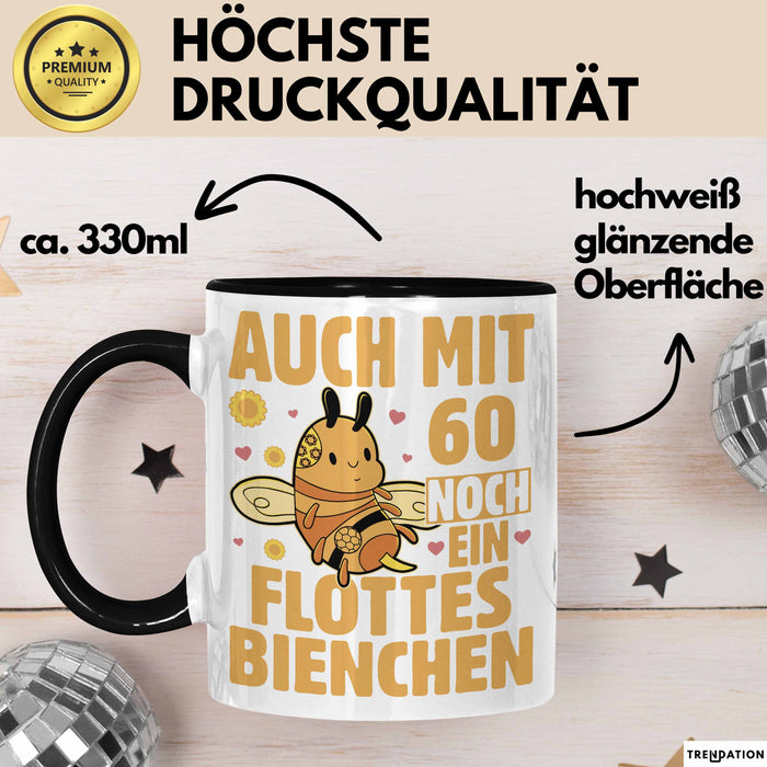 60. Geburtstag Tasse Geschenk Frauen Mutter Lustig Auch mit 60 Noch Ein Flottes Bienchen Kaffee-Becher Trendation