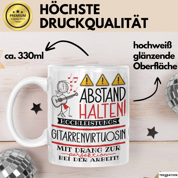 Gitarrenvirtuosin Tasse Geschenk Lustig Abstand Halten Hochleistungs-Gitarrenvirtuosin Mit Drang Zur Perfektion Bei Der Arbeit Weiß Trendation