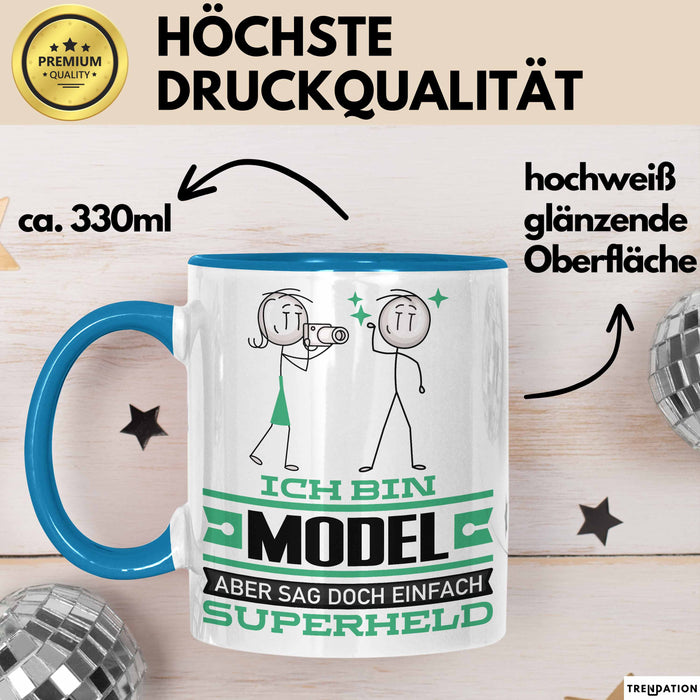 Model Geschenk Tasse Ich Bin Model Aber Sag Doch Einfach Superheld Lustige Geschenkdiee für Model Kaffee-Becher Blau Trendation
