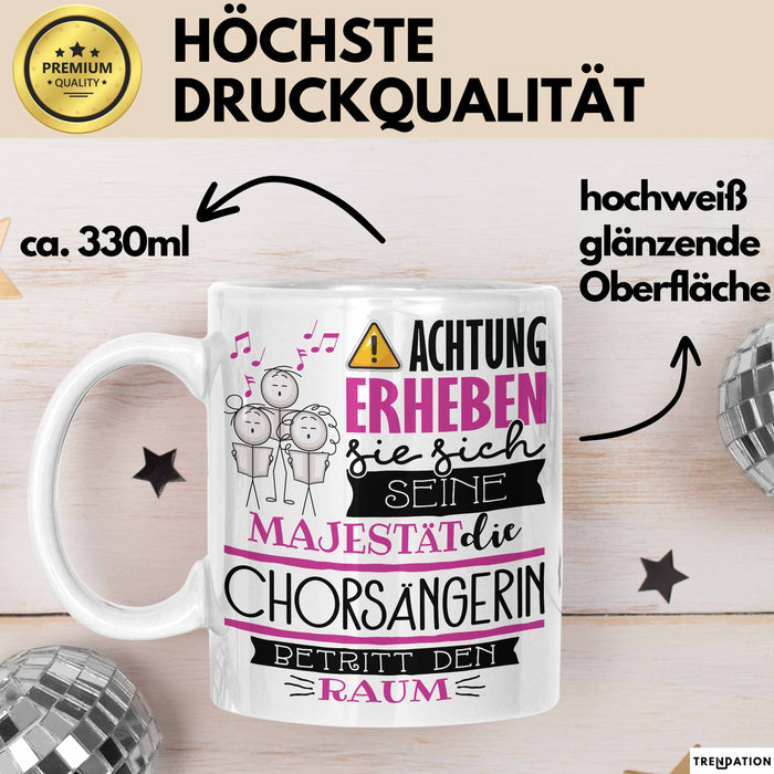 Chorsängerin Tasse Geschenk Lustiger Spruch Bitte Erheben Sie Sich Seine Majestät Die Chorsängerin Betritt Den Raum Weiß Trendation