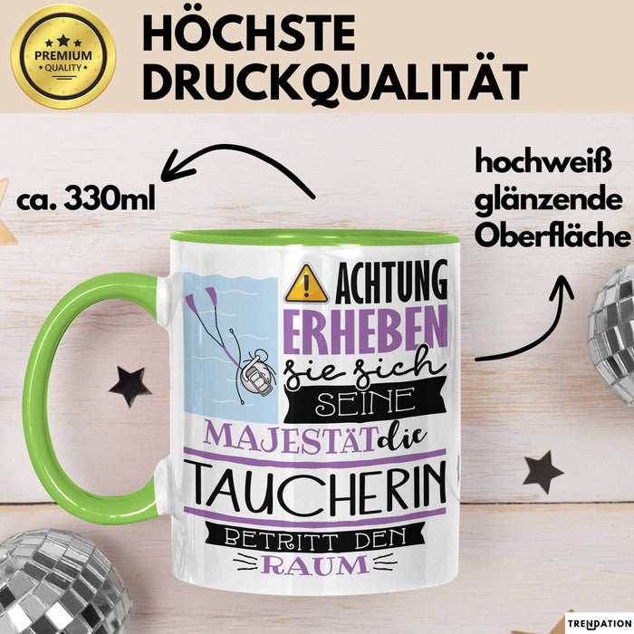 Taucherin Tasse Geschenk Lustiger Spruch Bitte Erheben Sie Sich Seine Majestät Die Taucherin Betritt Den Raum Grün Trendation