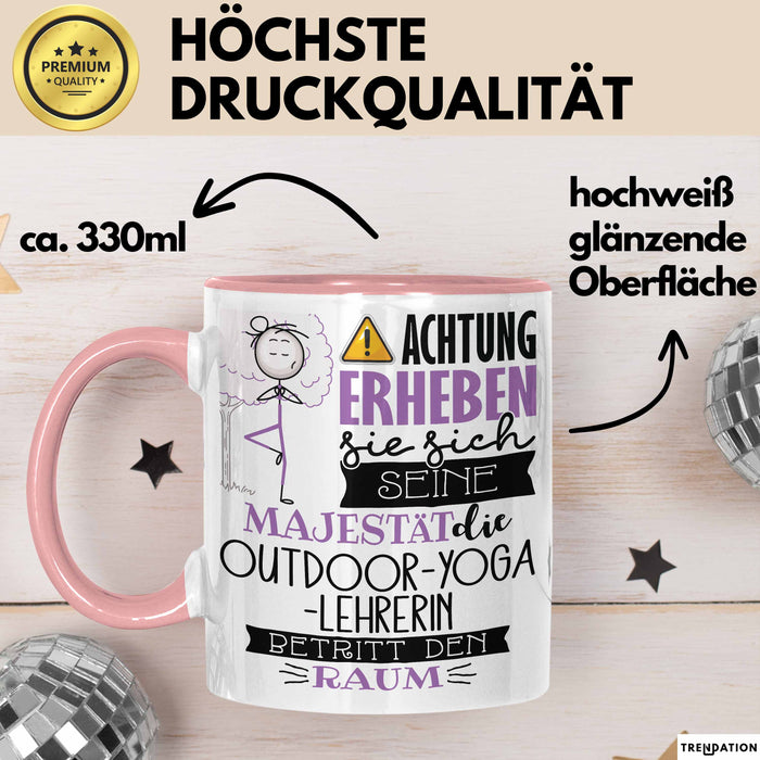 Outdoor-Yoga-Lehrerin Tasse Geschenk Lustiger Spruch Bitte Erheben Sie Sich Seine Majestät Die Outdoor-Yoga-Lehrerin Betritt Den Raum Rosa Trendation