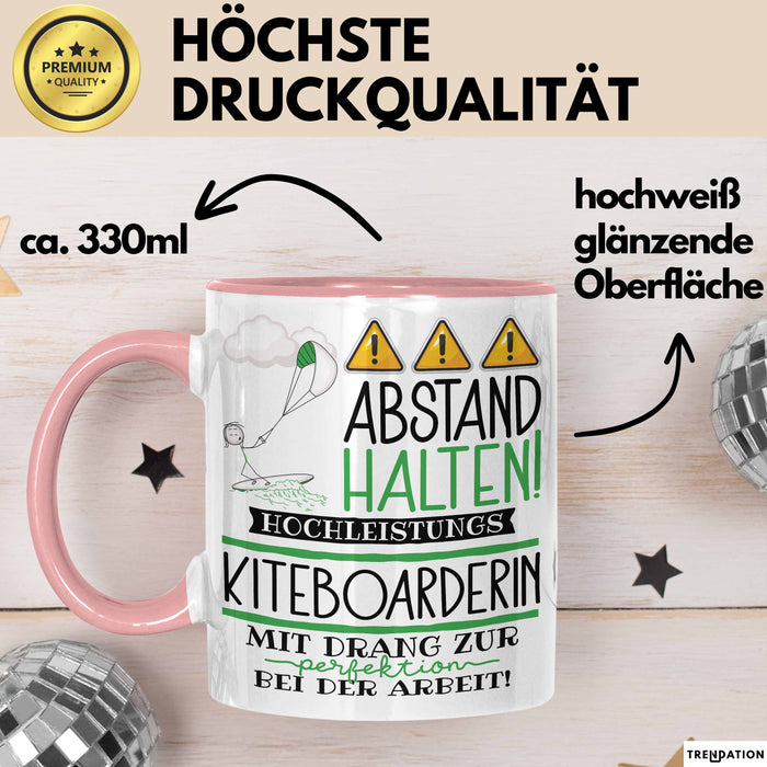 Kiteboarderin Tasse Geschenk Lustig Abstand Halten Hochleistungs-Kiteboarderin Mit Drang Zur Perfektion Bei Der Arbeit Rosa Trendation