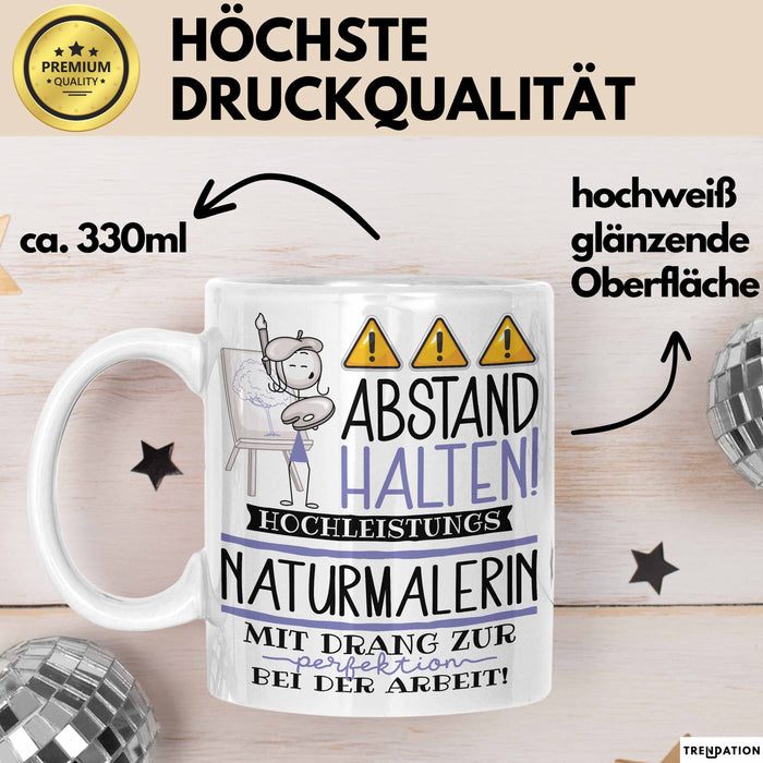 Naturmalerin Tasse Geschenk Lustig Abstand Halten Hochleistungs-Naturmalerin Mit Drang Zur Perfektion Bei Der Arbeit Weiß Trendation