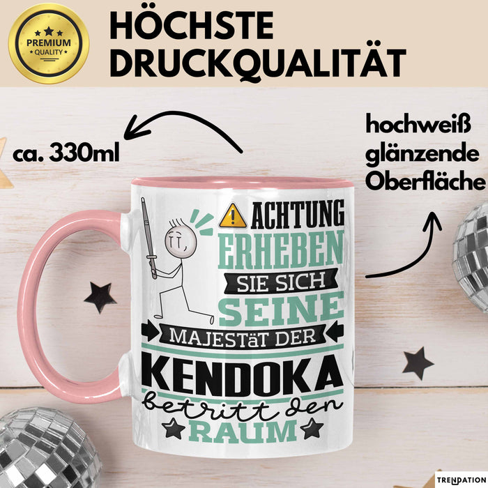 Kendoka Geschenk Tasse Lustiger Spruch Erheben Sie Sich Der Kendoka Betritt den Raum Rosa Trendation