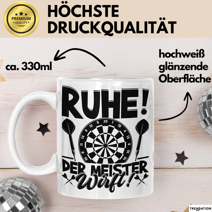 Dart-Spieler Geschenk Tasse Kaffee-Becher Darts Geschenkidee Spruch Geburtstag Ruhe Der Meister Wirft Weiß Trendation