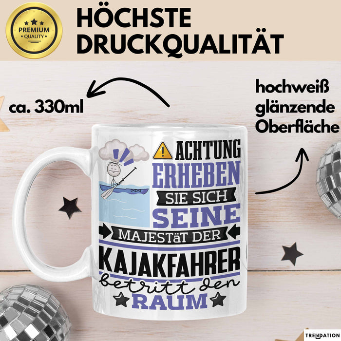 Kajakfahrer Geschenk Tasse Lustiger Spruch Erheben Sie Sich Der Kajakfahrer Betritt den Raum Weiß Trendation